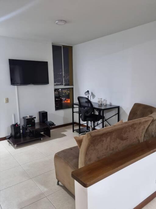 Apartamento El Poblado, Con Piscina, Gym, Comodo, Linda Vista. *
